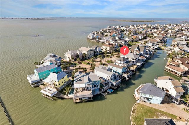 918 Long Reach Drive, Tiki Island, TX 77554