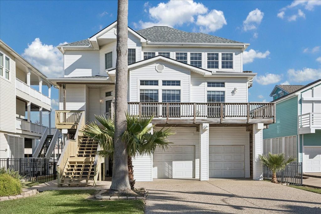 918 Long Reach Drive, Tiki Island, TX 77554