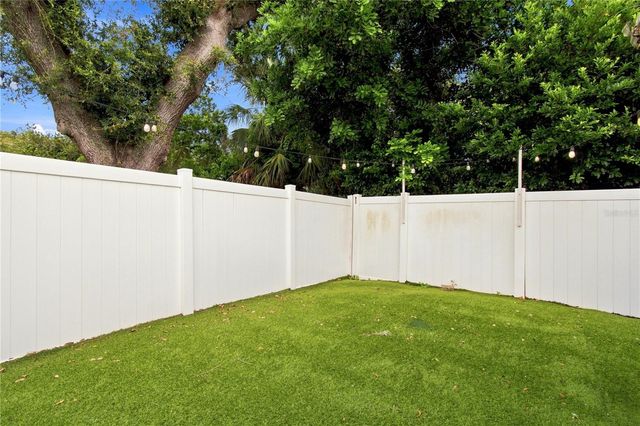 7736 MARBELLA CREEK AVENUE, Tampa, FL 33615