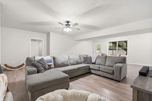 1135 W Broad Street, Republic, MO 65738