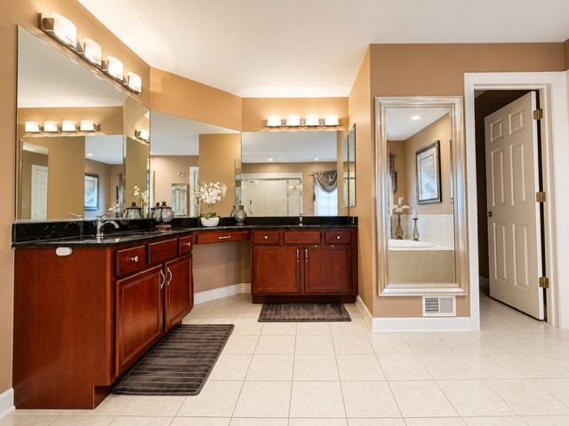 11 Harrington Court, Hawthorn Woods, IL 60047