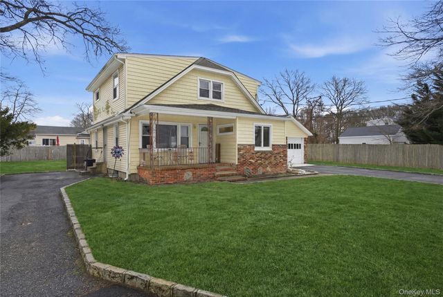 1217 Ellis Street, Holbrook, NY 11741