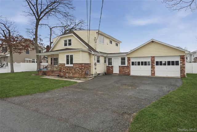 1217 Ellis Street, Holbrook, NY 11741