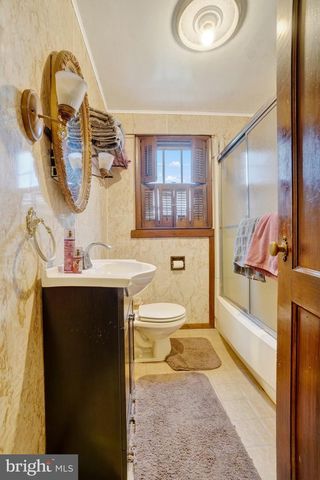 1836 W TRINDLE RD, Carlisle, PA 17013