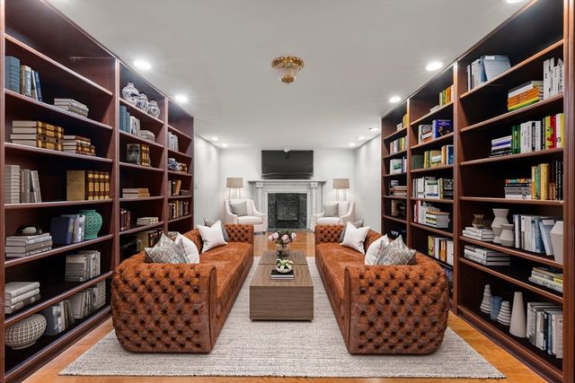 64 Country, Weston, MA 02493