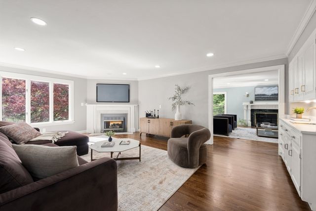 64 Country, Weston, MA 02493