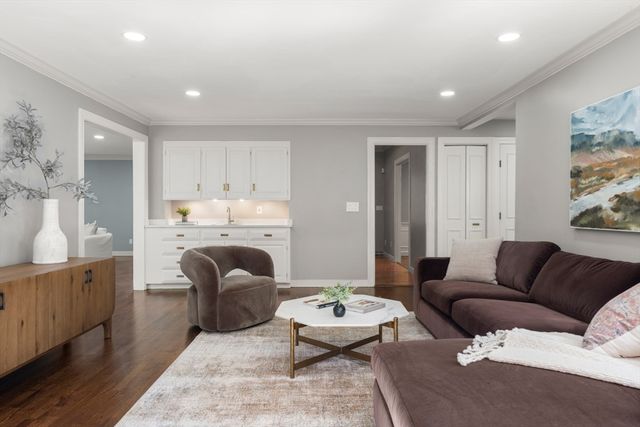 64 Country, Weston, MA 02493