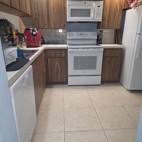 3640 WHITEHALL Drive 305, West Palm Beach, FL 33401