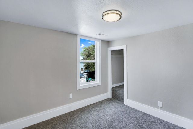 2434 E Wiscomb St, Spokane, WA 99207