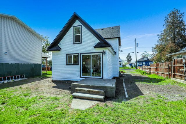 2434 E Wiscomb St, Spokane, WA 99207