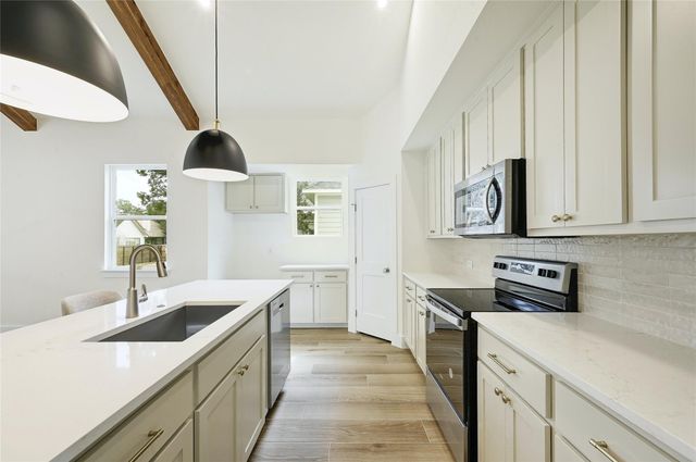 16 Rhapsody LN, Wimberley, TX 78676