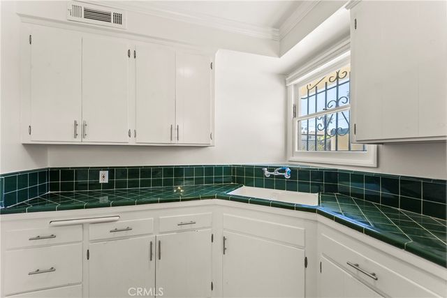 1745 N Mariposa, Los Angeles, CA 90027