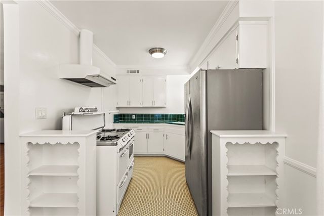 1745 N Mariposa, Los Angeles, CA 90027
