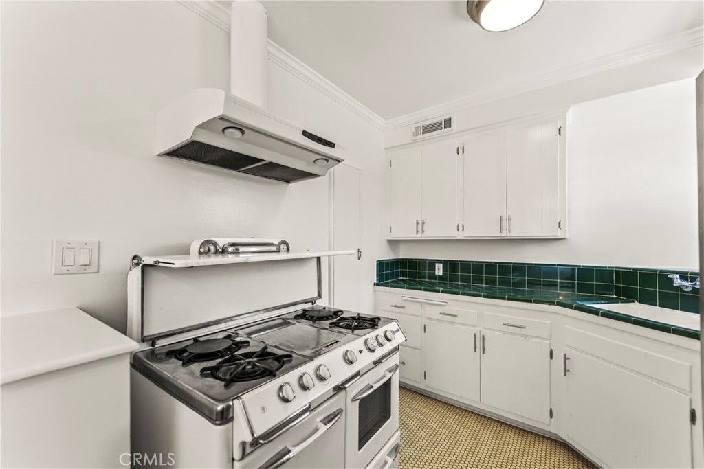 1745 N Mariposa, Los Angeles, CA 90027