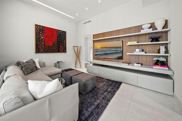 900 Brickell Key Blvd 1801, Miami, FL 33131