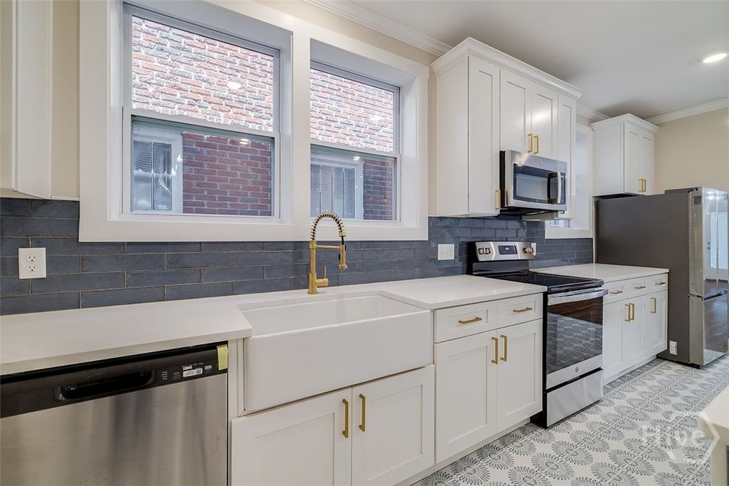 Image 11 of property listing at 905 E Park Avenue A, Savannah, GA 31401