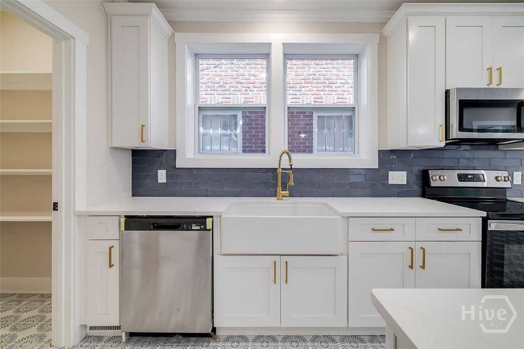 Image 13 of property listing at 905 E Park Avenue A, Savannah, GA 31401