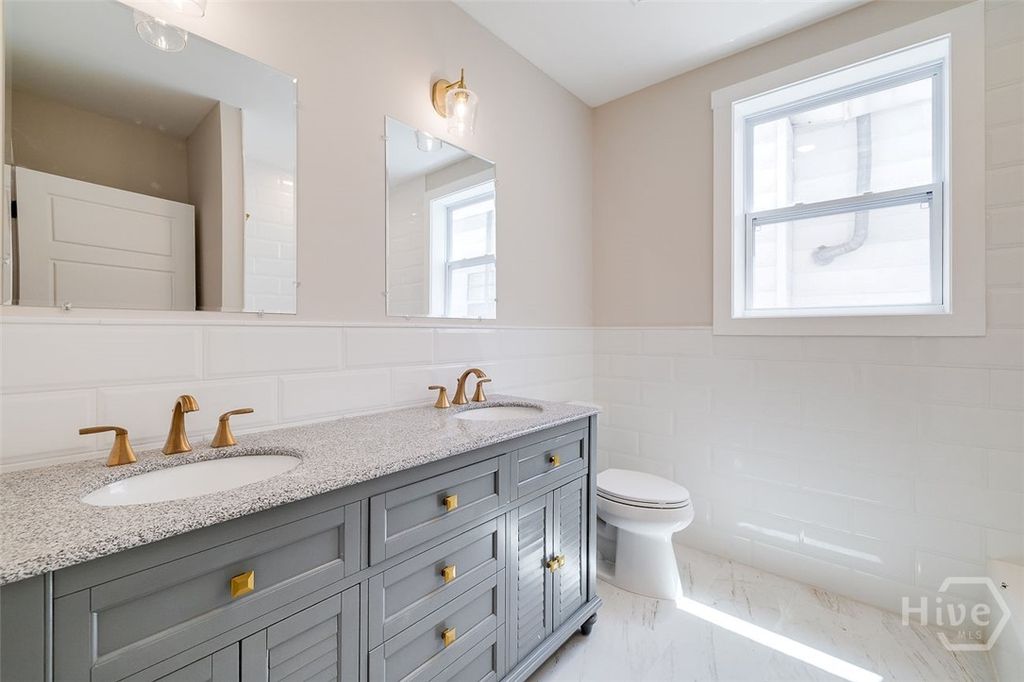 Image 17 of property listing at 905 E Park Avenue A, Savannah, GA 31401