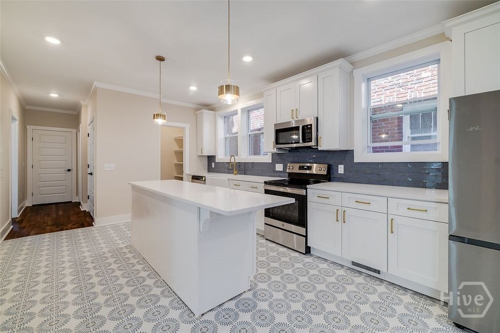 Image 8 of property listing at 905 E Park Avenue A, Savannah, GA 31401