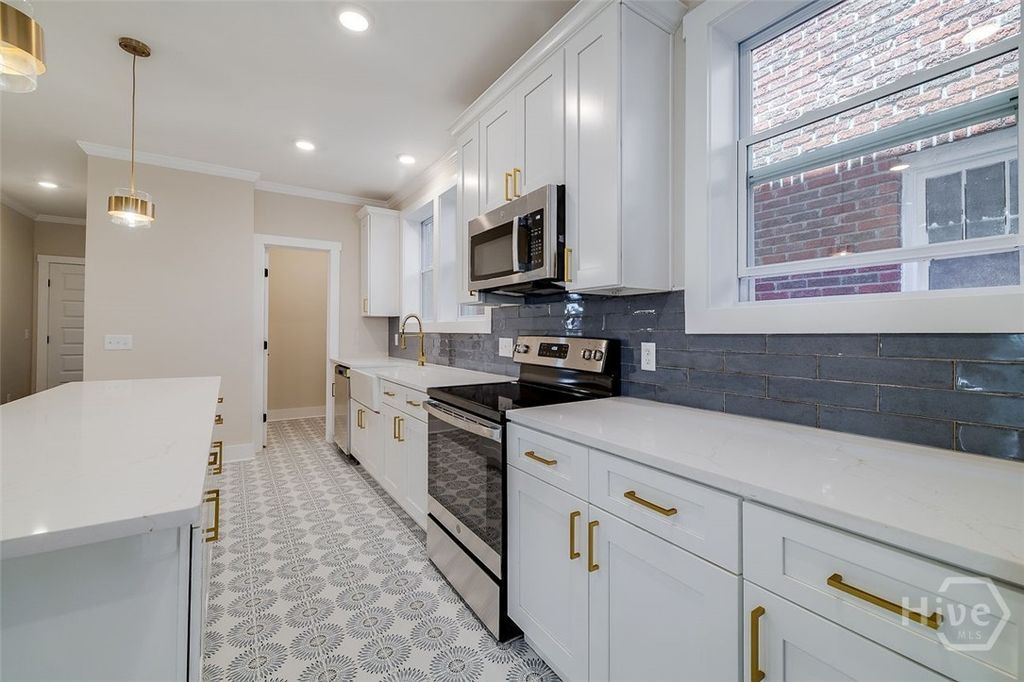 Image 9 of property listing at 905 E Park Avenue A, Savannah, GA 31401