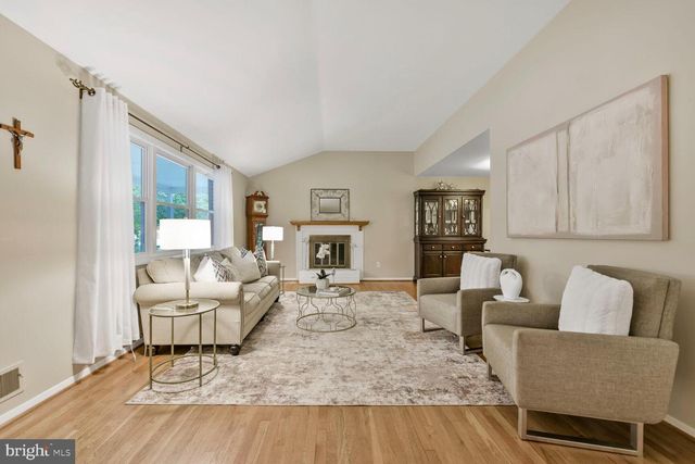 9726 SAINT ANDREWS DR, Fairfax, VA 22030