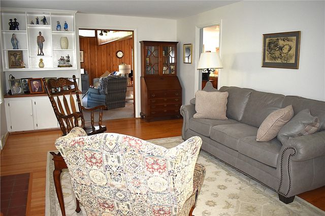 126 Tottenham Rd, Irondequoit, NY 14609