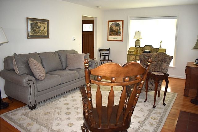 126 Tottenham Rd, Irondequoit, NY 14609