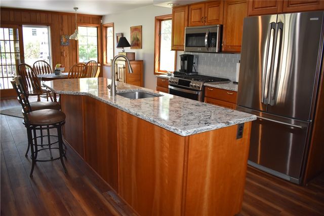 126 Tottenham Rd, Irondequoit, NY 14609