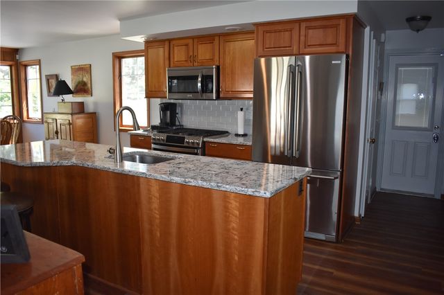 126 Tottenham Rd, Irondequoit, NY 14609