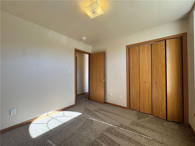 1952 S Powahatan Court, Independence, MO 64057