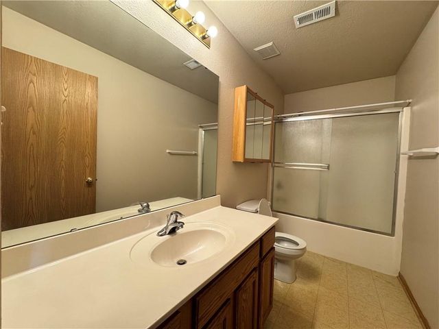 1952 S Powahatan Court, Independence, MO 64057