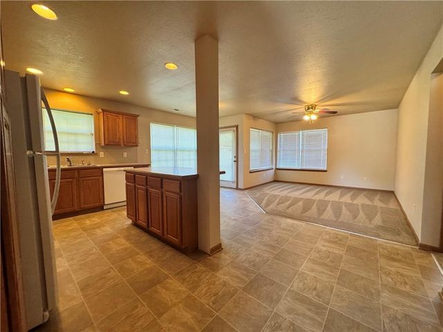 1952 S Powahatan Court, Independence, MO 64057