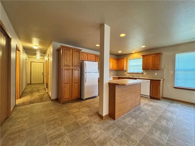 1952 S Powahatan Court, Independence, MO 64057