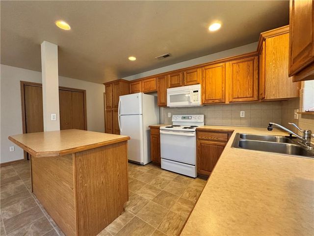 1952 S Powahatan Court, Independence, MO 64057