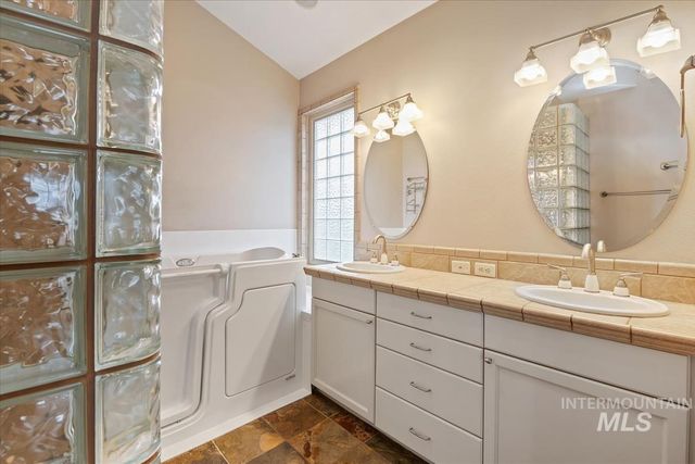 6980 E Greens Dr, Nampa, ID 83687