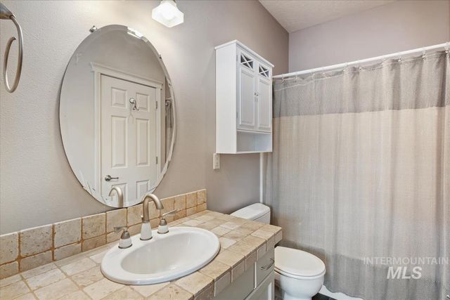 6980 E Greens Dr, Nampa, ID 83687