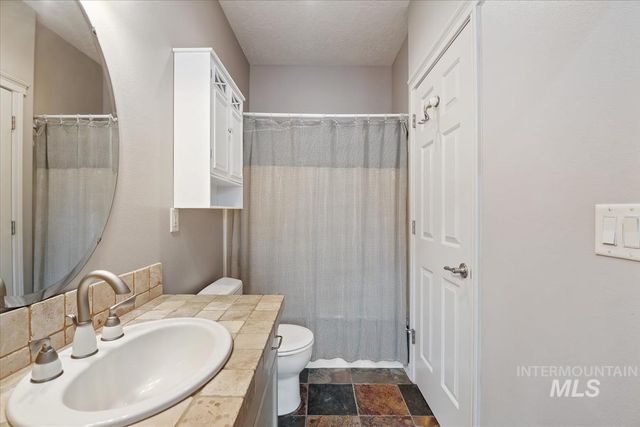 6980 E Greens Dr, Nampa, ID 83687