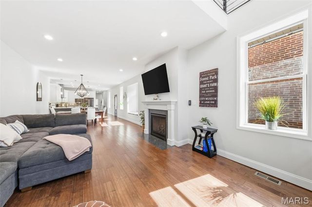 5223 Botanical Avenue, St Louis, MO 63110
