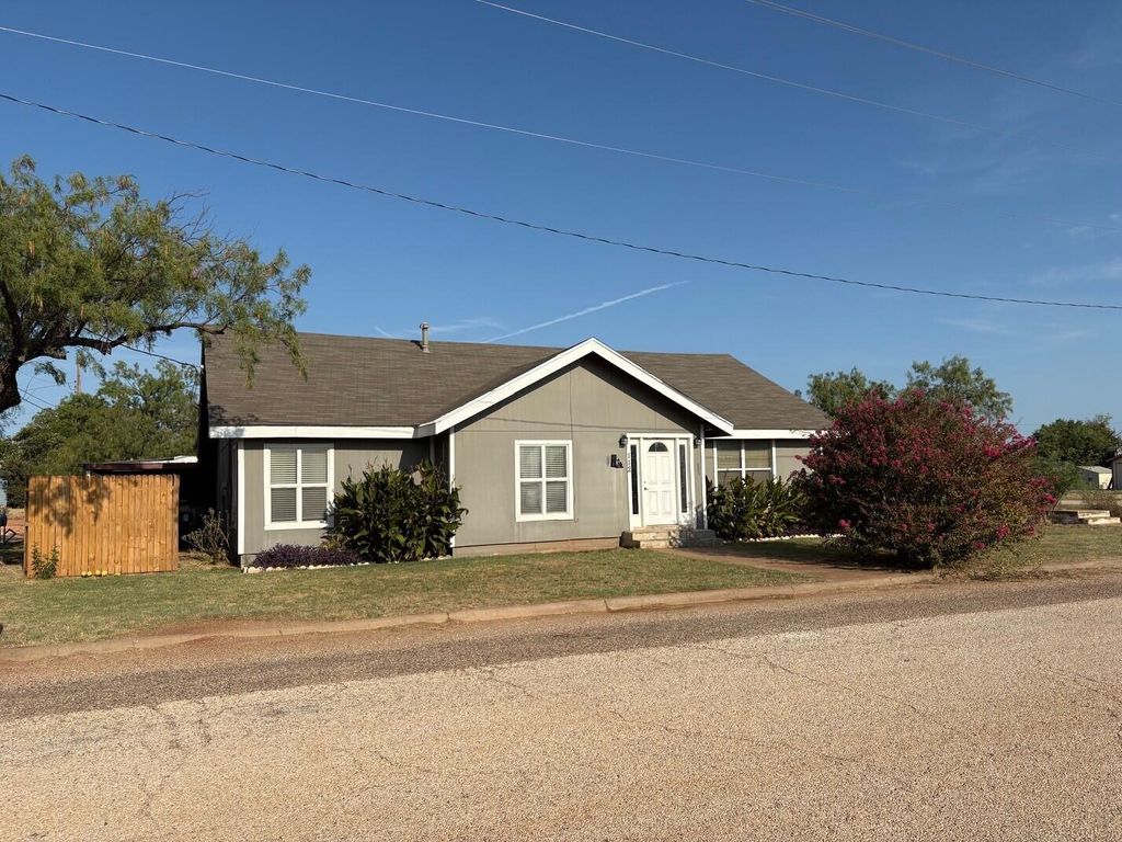Image 1 of property listing at 112 S Woods Street, Bronte, TX 76933