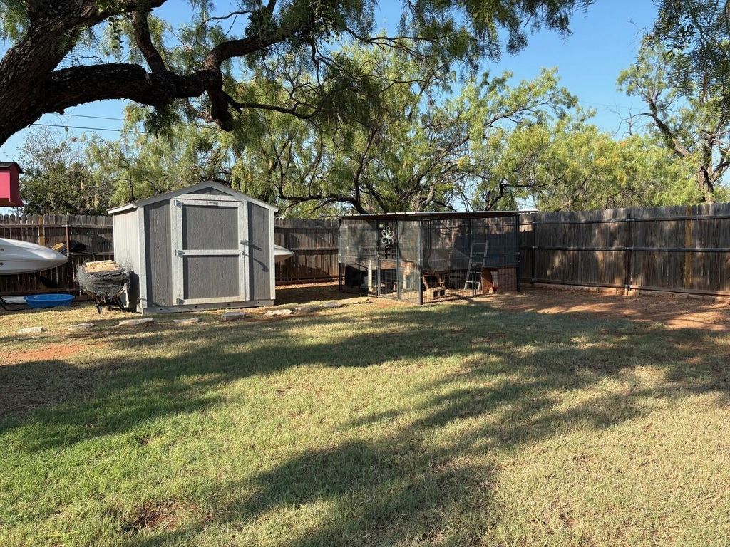 Image 16 of property listing at 112 S Woods Street, Bronte, TX 76933