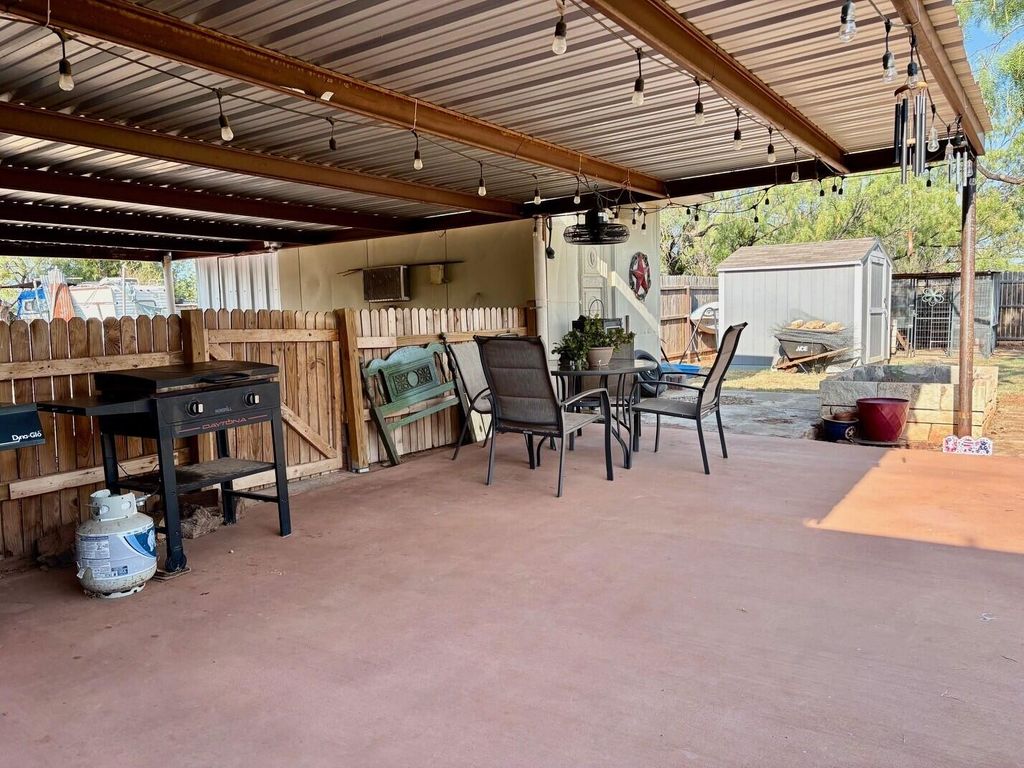 Image 18 of property listing at 112 S Woods Street, Bronte, TX 76933