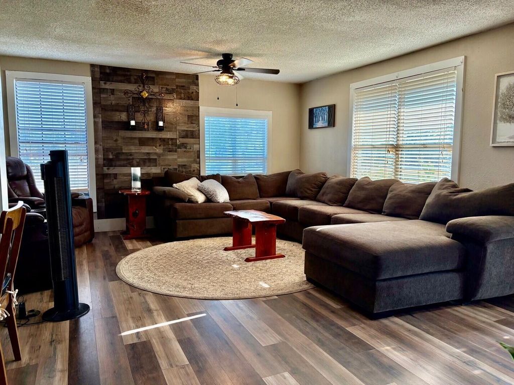 Image 2 of property listing at 112 S Woods Street, Bronte, TX 76933
