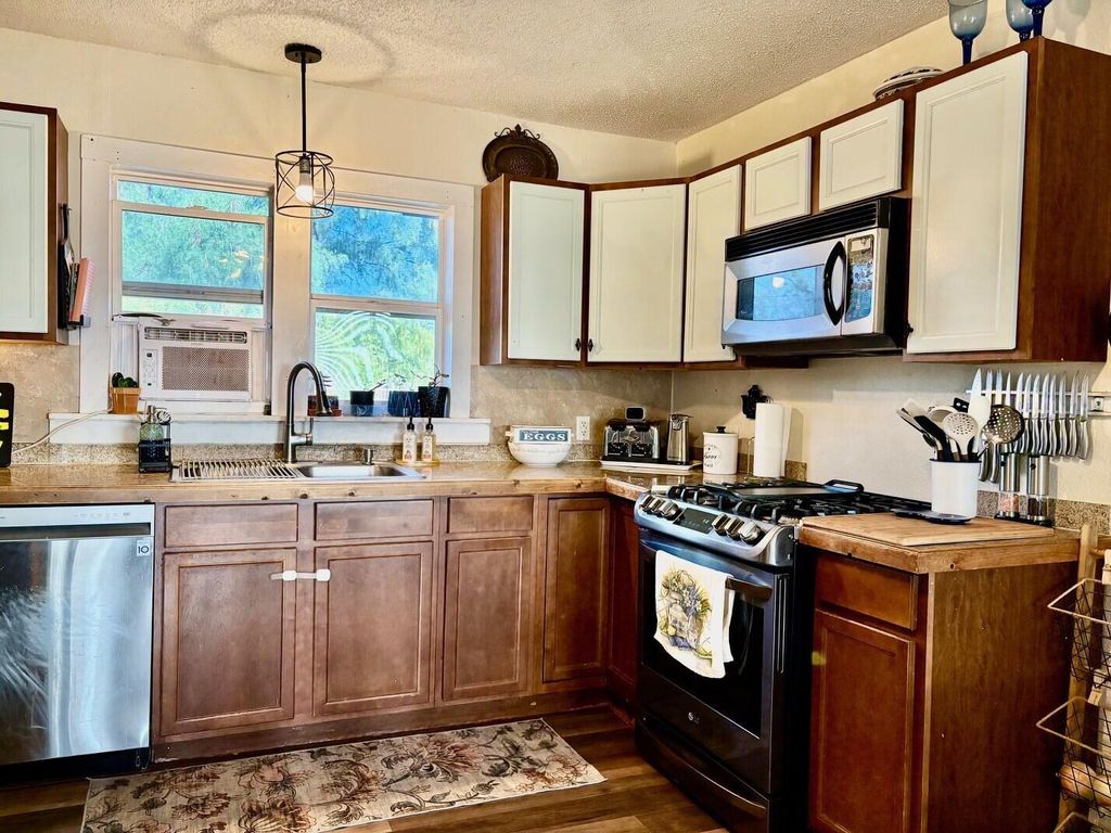 Image 5 of property listing at 112 S Woods Street, Bronte, TX 76933