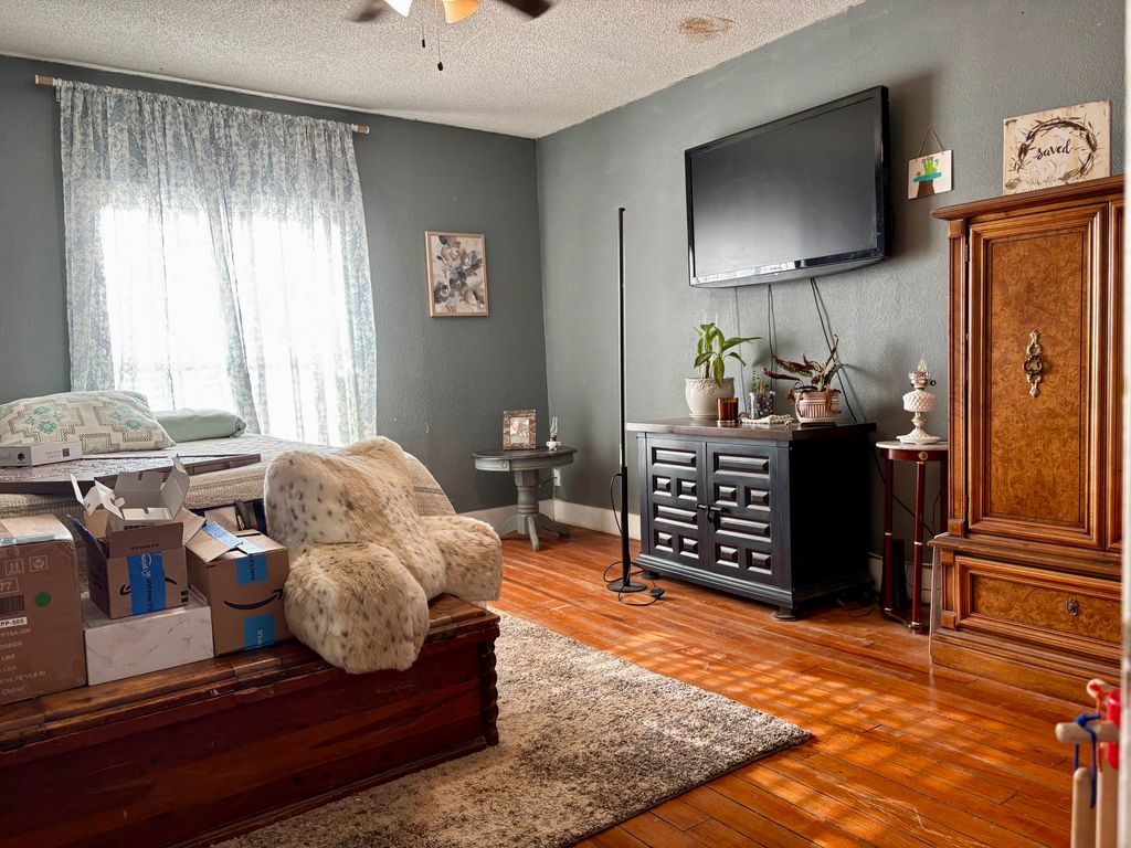 Image 7 of property listing at 112 S Woods Street, Bronte, TX 76933