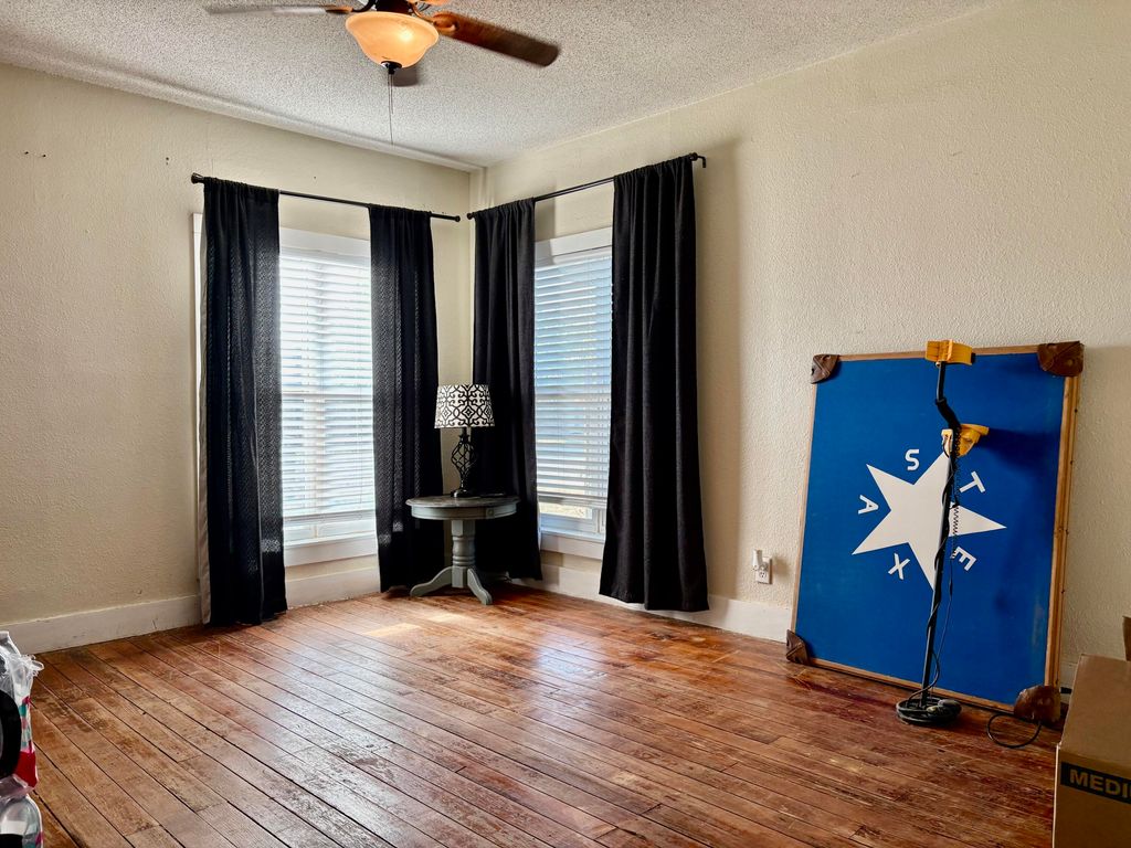 Image 8 of property listing at 112 S Woods Street, Bronte, TX 76933