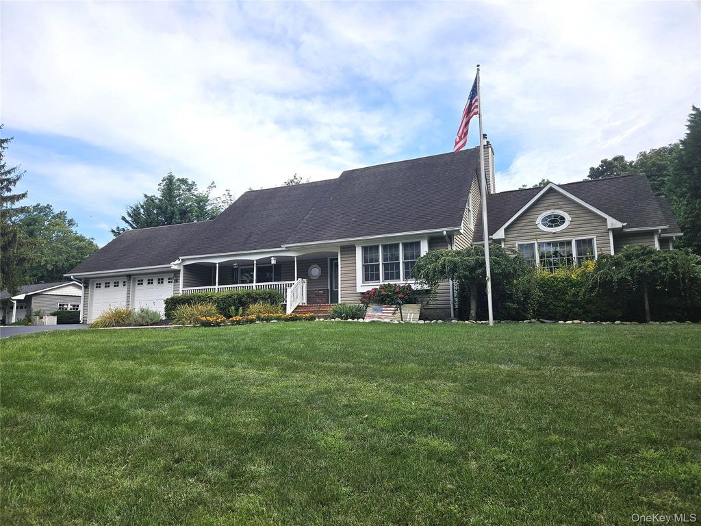 10 Spyglass Lane, East Setauket, NY 11733