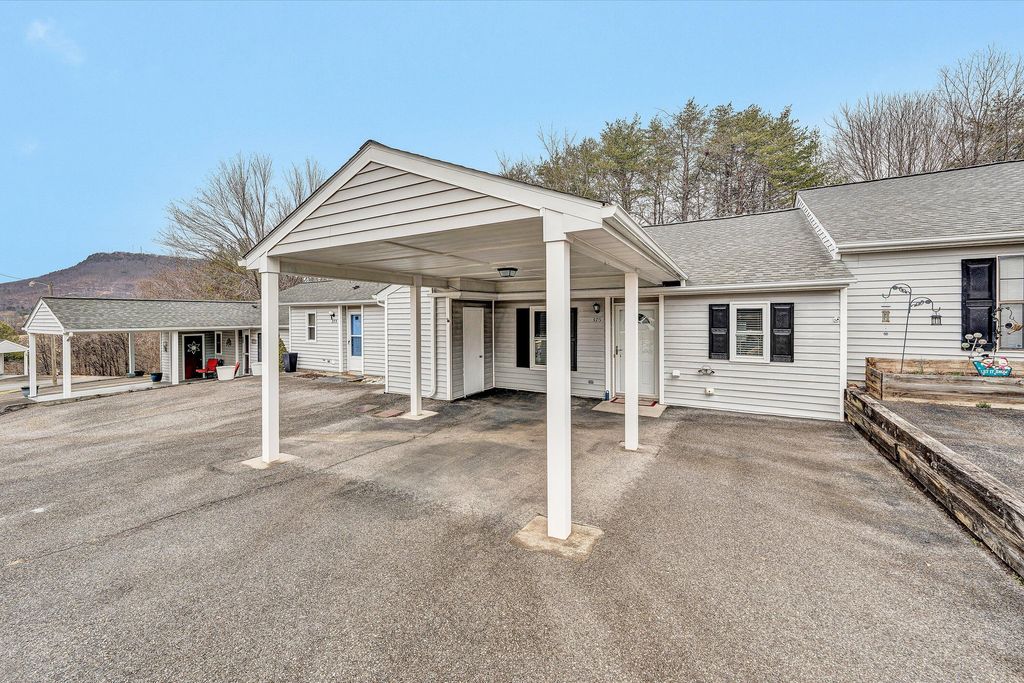 375 Tinkerview DR, Cloverdale, VA 24077