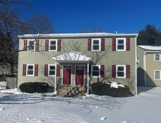 11 Park Manor Court B, Glen Cove, NY 11542