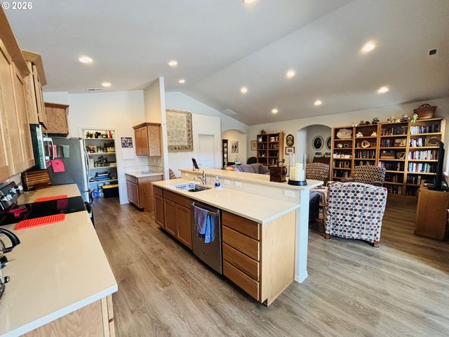 418 MEMORY Ln, Brookings, OR 97415