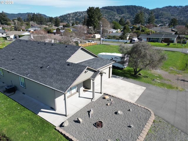 418 MEMORY Ln, Brookings, OR 97415